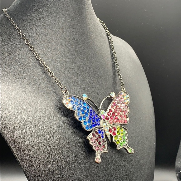Rhinestone encrusted butterfly necklace - Picture 2 of 8